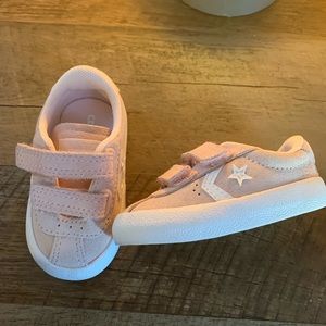 *FAST SHIPPING* Converse. Toddler size 3.